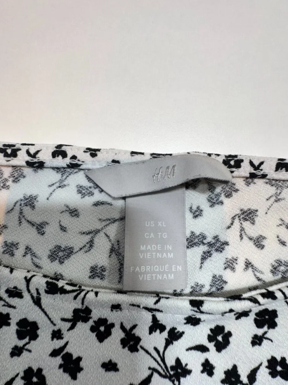 H&M White & Black Ditsy Floral Puff Sleeve Blouse Top – XL - Picture 9 of 12